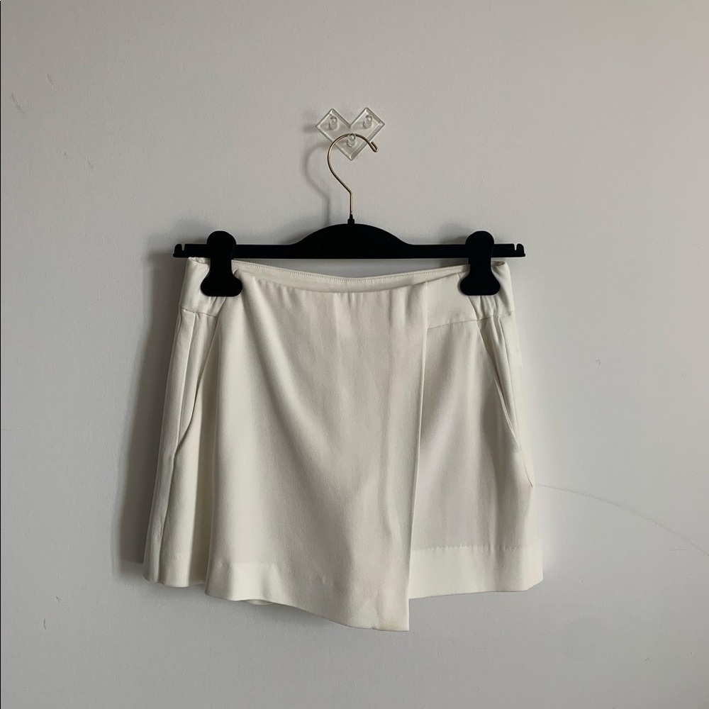 Aritzia Babaton Hiraku Skort (White)